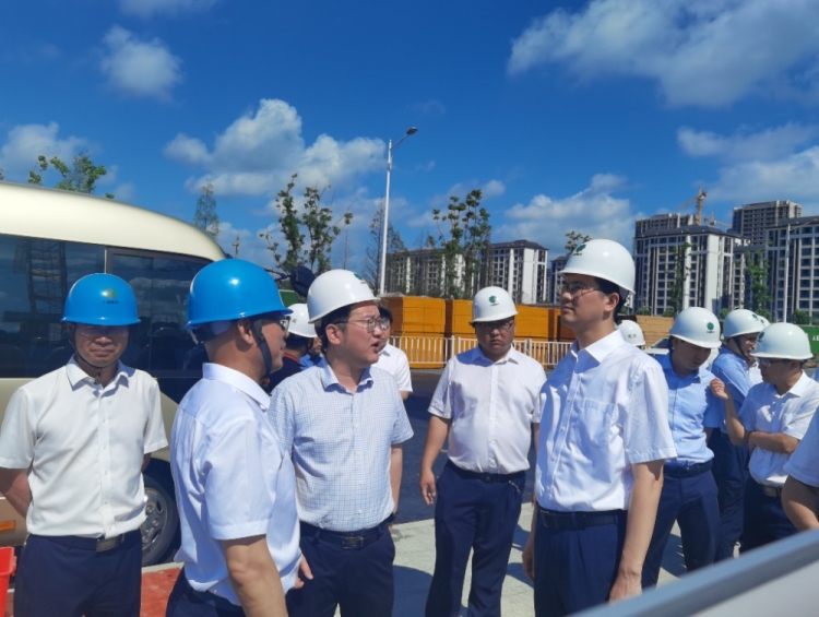 南潯區(qū)區(qū)長(zhǎng)程佳一行在鎮(zhèn)海中學(xué)南潯分校、南潯人才大道項(xiàng)目施工現(xiàn)場(chǎng)調(diào)研