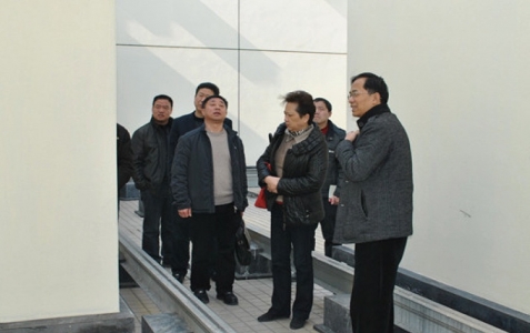 浙江省建筑業(yè)行業(yè)協(xié)會會長趙如龍等一行領(lǐng)導(dǎo)視察我公司承建的“南潯農(nóng)村合作銀行新建營業(yè)大樓工程”